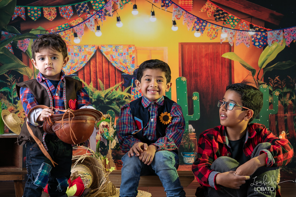 ensaio-fotografico-junino-festa-junina-2023-foto-de-festa-de-sao-joao-do-nordeste-cenario-fotografico-de-festa-junina-roupas-de-festa-junina-balao-de-sao-joao-ensaio-de-festa-junina-estudio-fotografico-infantil-em-barbacena-isabela-lobato-fotografia