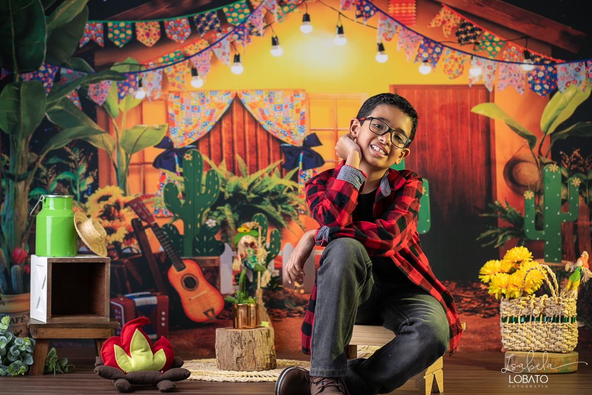 ensaio-fotografico-junino-festa-junina-2023-foto-de-festa-de-sao-joao-do-nordeste-cenario-fotografico-de-festa-junina-roupas-de-festa-junina-balao-de-sao-joao-ensaio-de-festa-junina-estudio-fotografico-infantil-em-barbacena-isabela-lobato-fotografia