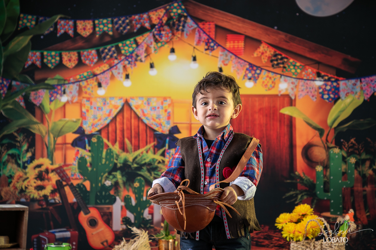 ensaio-fotografico-junino-festa-junina-2023-foto-de-festa-de-sao-joao-do-nordeste-cenario-fotografico-de-festa-junina-roupas-de-festa-junina-balao-de-sao-joao-ensaio-de-festa-junina-estudio-fotografico-infantil-em-barbacena-isabela-lobato-fotografia