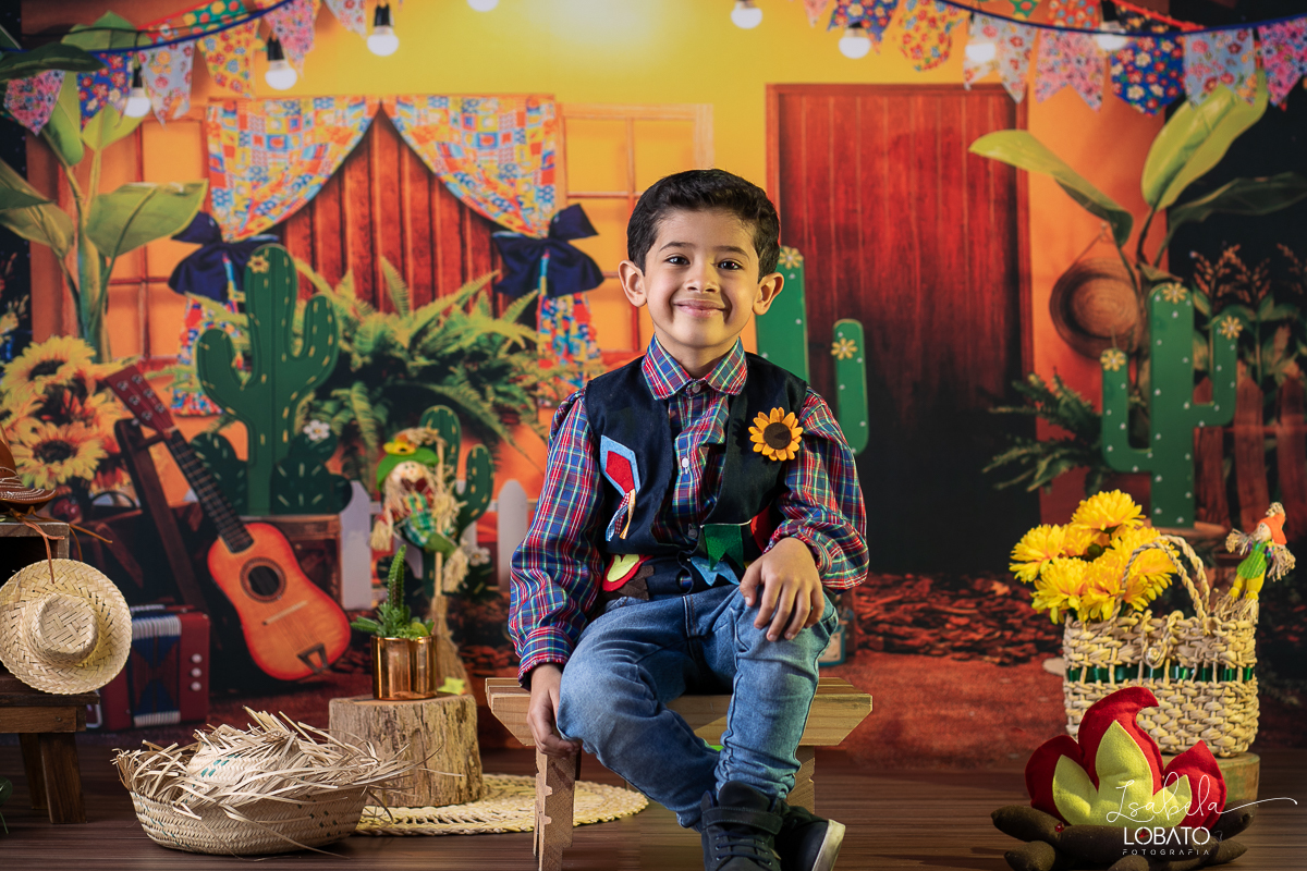 ensaio-fotografico-junino-festa-junina-2023-foto-de-festa-de-sao-joao-do-nordeste-cenario-fotografico-de-festa-junina-roupas-de-festa-junina-balao-de-sao-joao-ensaio-de-festa-junina-estudio-fotografico-infantil-em-barbacena-isabela-lobato-fotografia