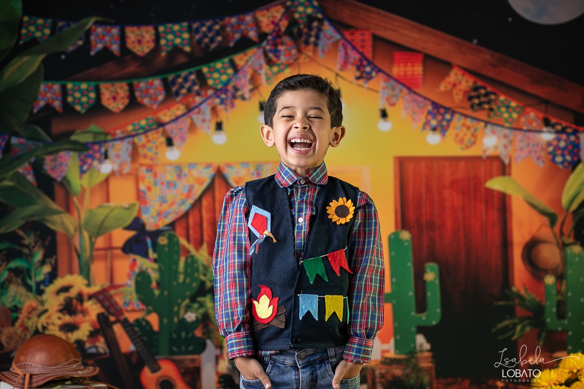 ensaio-fotografico-junino-festa-junina-2023-foto-de-festa-de-sao-joao-do-nordeste-cenario-fotografico-de-festa-junina-roupas-de-festa-junina-balao-de-sao-joao-ensaio-de-festa-junina-estudio-fotografico-infantil-em-barbacena-isabela-lobato-fotografia