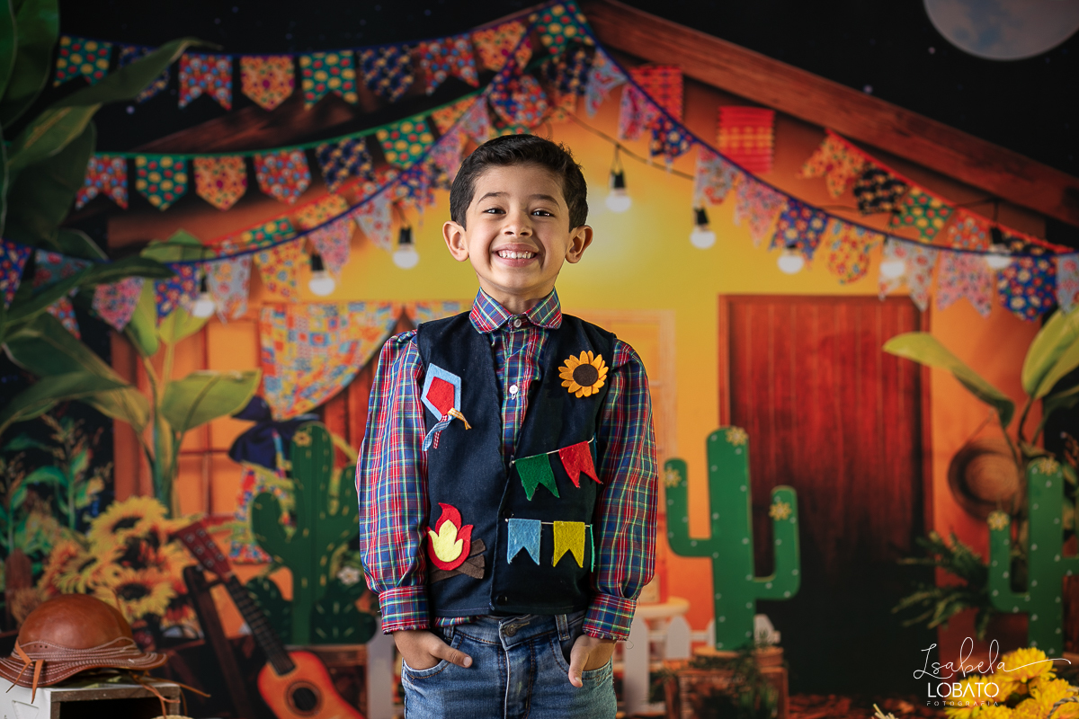 ensaio-fotografico-junino-festa-junina-2023-foto-de-festa-de-sao-joao-do-nordeste-cenario-fotografico-de-festa-junina-roupas-de-festa-junina-balao-de-sao-joao-ensaio-de-festa-junina-estudio-fotografico-infantil-em-barbacena-isabela-lobato-fotografia