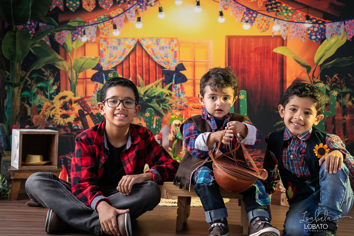 ensaio-fotografico-junino-festa-junina-2023-foto-de-festa-de-sao-joao-do-nordeste-cenario-fotografico-de-festa-junina-roupas-de-festa-junina-balao-de-sao-joao-ensaio-de-festa-junina-estudio-fotografico-infantil-em-barbacena-isabela-lobato-fotografia