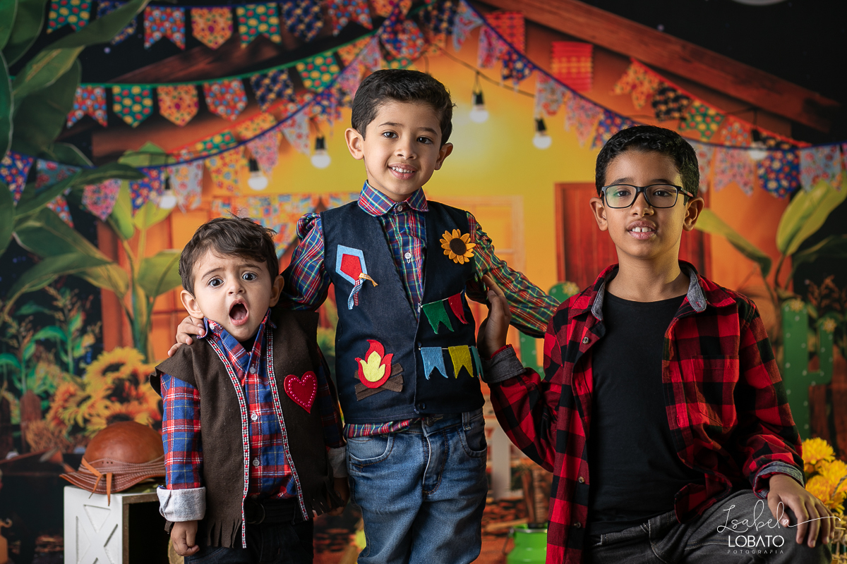 ensaio-fotografico-junino-festa-junina-2023-foto-de-festa-de-sao-joao-do-nordeste-cenario-fotografico-de-festa-junina-roupas-de-festa-junina-balao-de-sao-joao-ensaio-de-festa-junina-estudio-fotografico-infantil-em-barbacena-isabela-lobato-fotografia