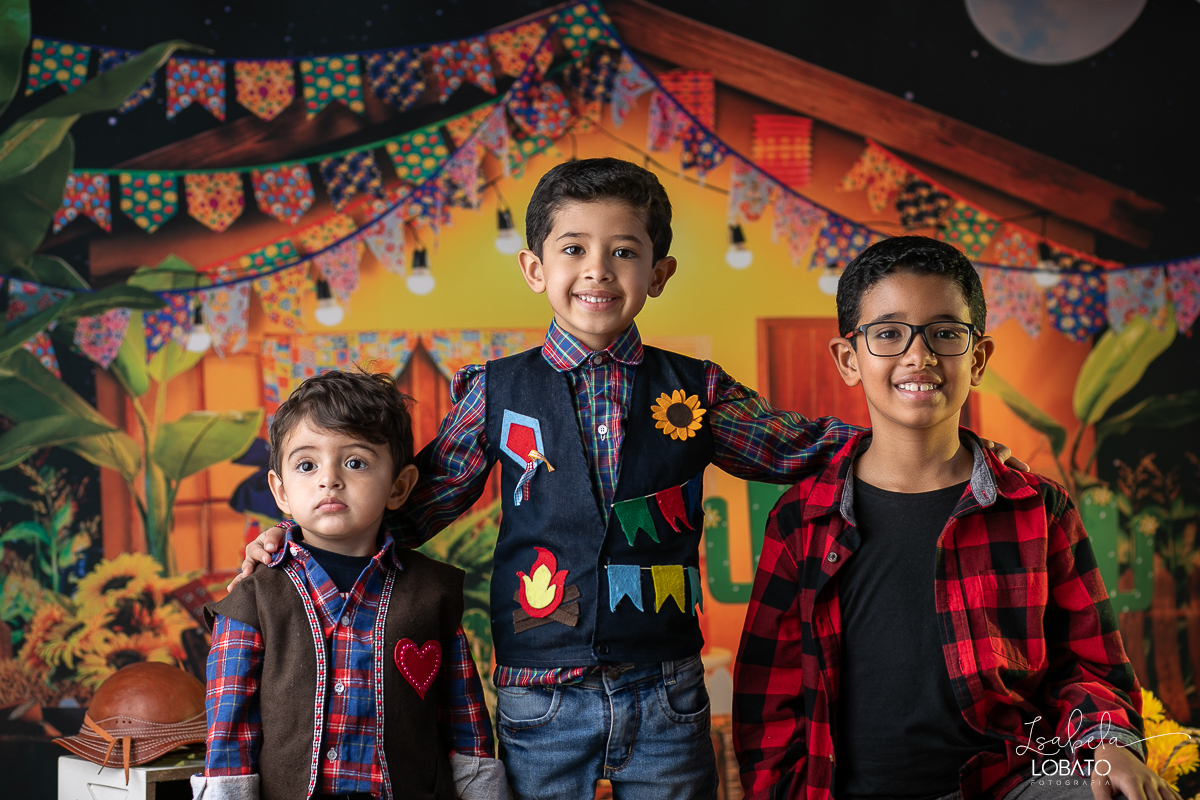 ensaio-fotografico-junino-festa-junina-2023-foto-de-festa-de-sao-joao-do-nordeste-cenario-fotografico-de-festa-junina-roupas-de-festa-junina-balao-de-sao-joao-ensaio-de-festa-junina-estudio-fotografico-infantil-em-barbacena-isabela-lobato-fotografia