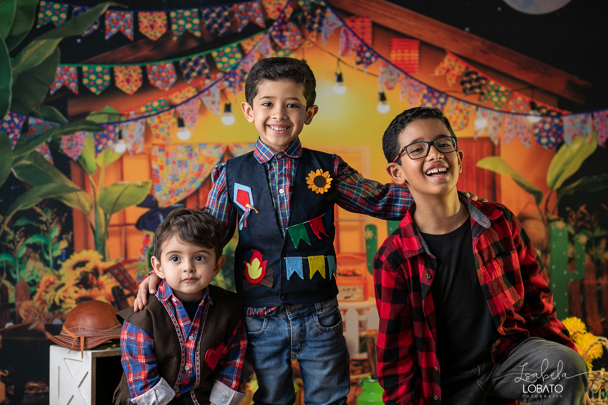 ensaio-fotografico-junino-festa-junina-2023-foto-de-festa-de-sao-joao-do-nordeste-cenario-fotografico-de-festa-junina-roupas-de-festa-junina-balao-de-sao-joao-ensaio-de-festa-junina-estudio-fotografico-infantil-em-barbacena-isabela-lobato-fotografia