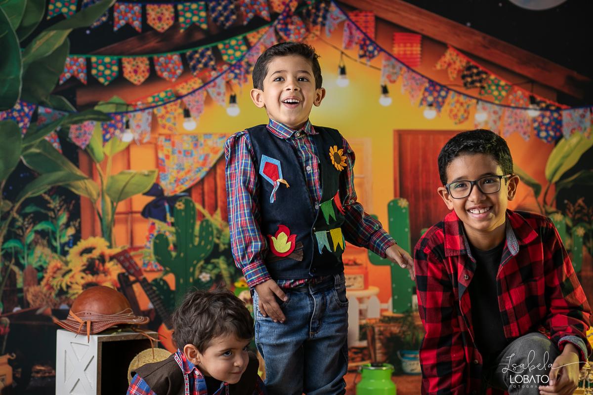 ensaio-fotografico-junino-festa-junina-2023-foto-de-festa-de-sao-joao-do-nordeste-cenario-fotografico-de-festa-junina-roupas-de-festa-junina-balao-de-sao-joao-ensaio-de-festa-junina-estudio-fotografico-infantil-em-barbacena-isabela-lobato-fotografia