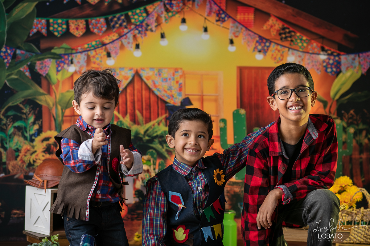 ensaio-fotografico-junino-festa-junina-2023-foto-de-festa-de-sao-joao-do-nordeste-cenario-fotografico-de-festa-junina-roupas-de-festa-junina-balao-de-sao-joao-ensaio-de-festa-junina-estudio-fotografico-infantil-em-barbacena-isabela-lobato-fotografia