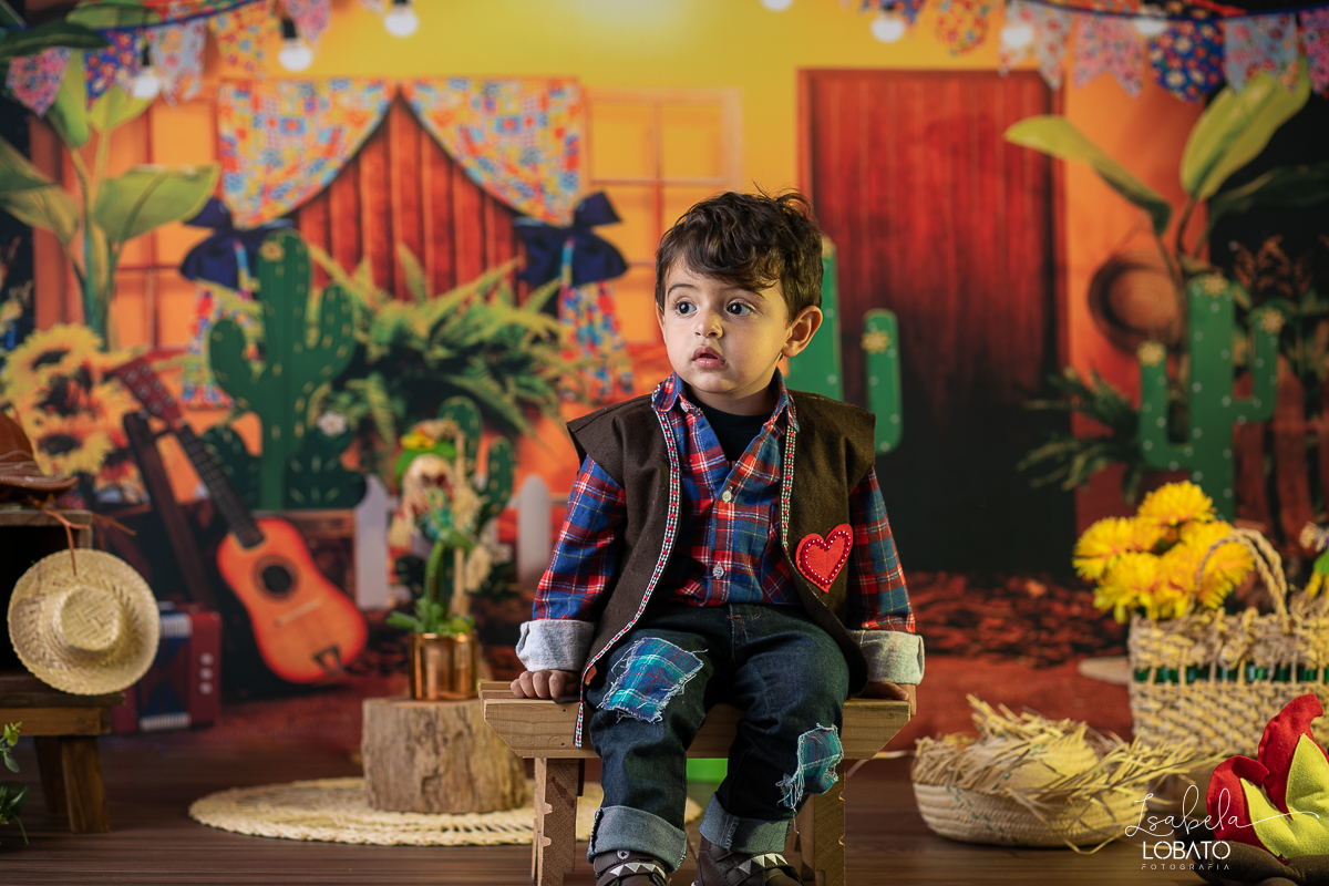 ensaio-fotografico-junino-festa-junina-2023-foto-de-festa-de-sao-joao-do-nordeste-cenario-fotografico-de-festa-junina-roupas-de-festa-junina-balao-de-sao-joao-ensaio-de-festa-junina-estudio-fotografico-infantil-em-barbacena-isabela-lobato-fotografia
