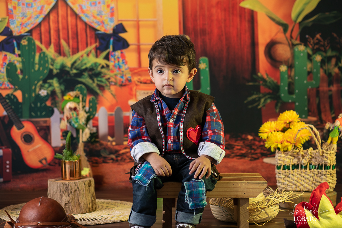ensaio-fotografico-junino-festa-junina-2023-foto-de-festa-de-sao-joao-do-nordeste-cenario-fotografico-de-festa-junina-roupas-de-festa-junina-balao-de-sao-joao-ensaio-de-festa-junina-estudio-fotografico-infantil-em-barbacena-isabela-lobato-fotografia