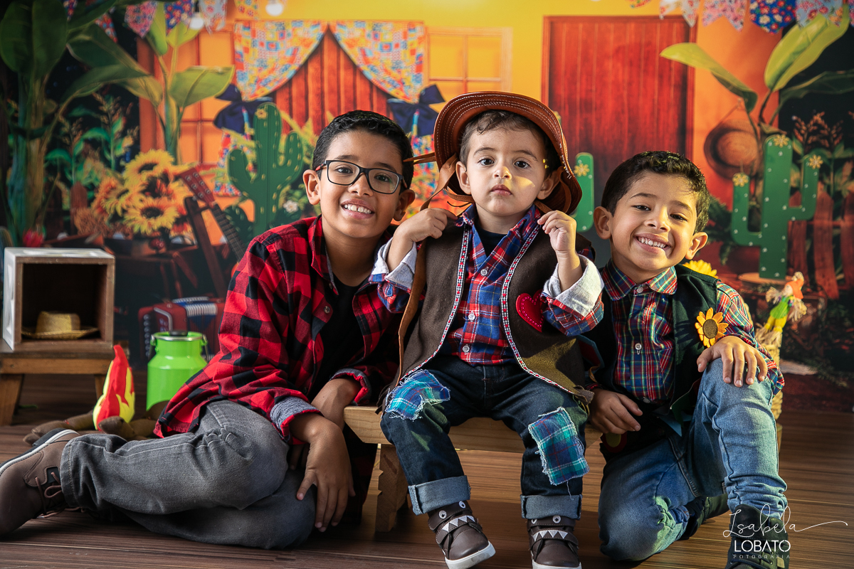 ensaio-fotografico-junino-festa-junina-2023-foto-de-festa-de-sao-joao-do-nordeste-cenario-fotografico-de-festa-junina-roupas-de-festa-junina-balao-de-sao-joao-ensaio-de-festa-junina-estudio-fotografico-infantil-em-barbacena-isabela-lobato-fotografia