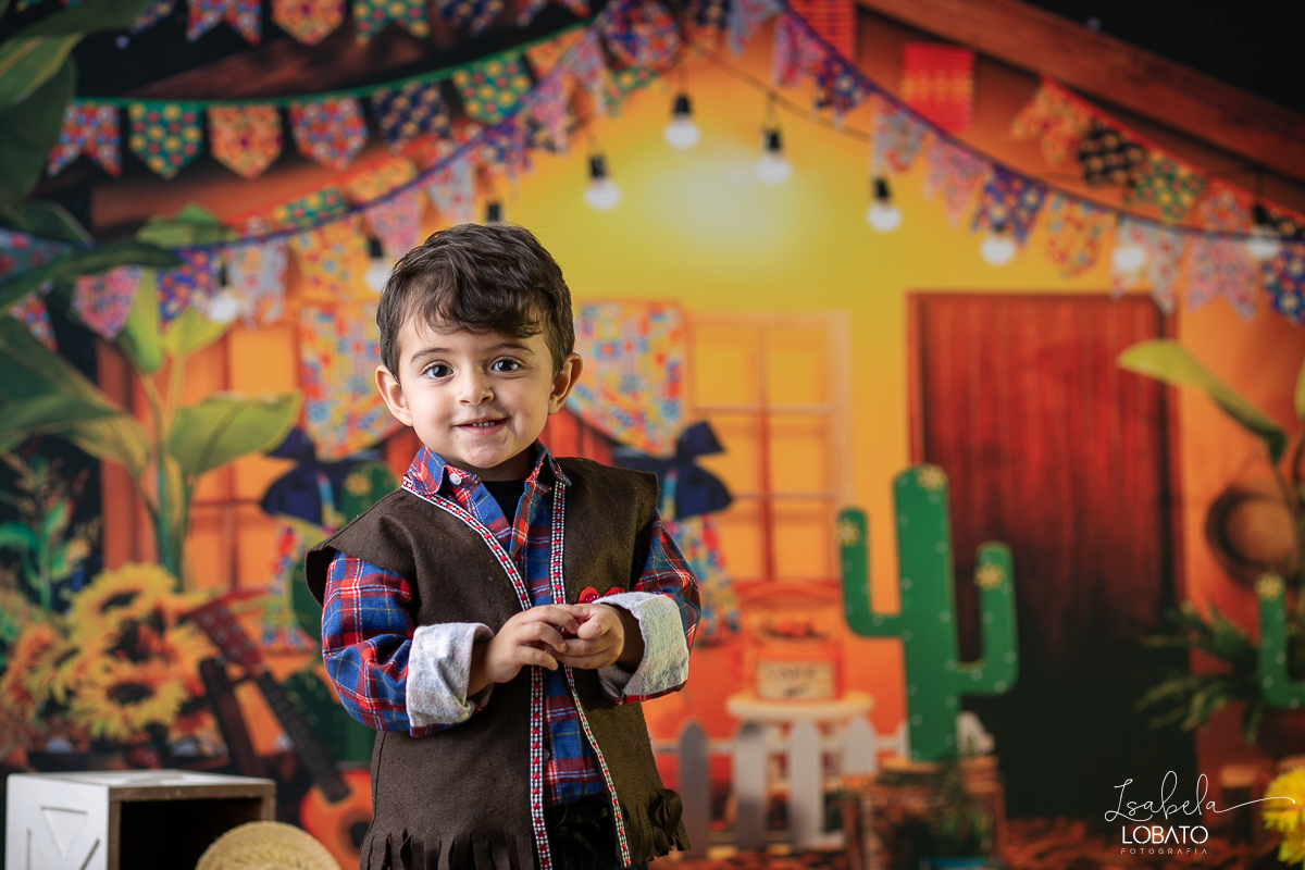 ensaio-fotografico-junino-festa-junina-2023-foto-de-festa-de-sao-joao-do-nordeste-cenario-fotografico-de-festa-junina-roupas-de-festa-junina-balao-de-sao-joao-ensaio-de-festa-junina-estudio-fotografico-infantil-em-barbacena-isabela-lobato-fotografia