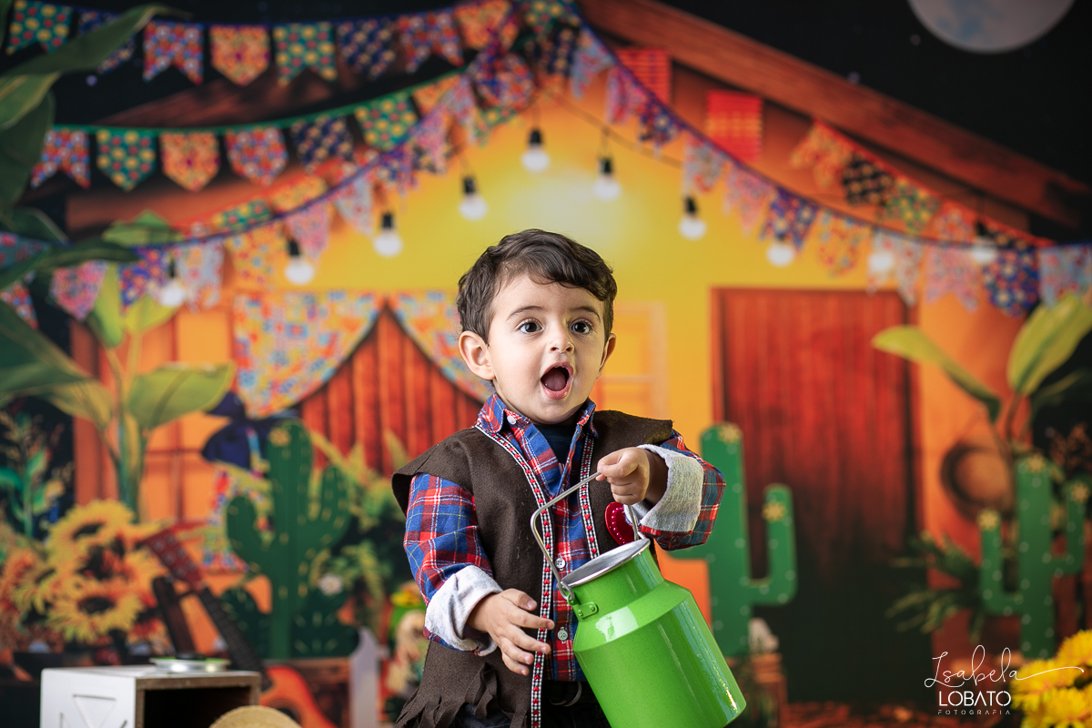 ensaio-fotografico-junino-festa-junina-2023-foto-de-festa-de-sao-joao-do-nordeste-cenario-fotografico-de-festa-junina-roupas-de-festa-junina-balao-de-sao-joao-ensaio-de-festa-junina-estudio-fotografico-infantil-em-barbacena-isabela-lobato-fotografia