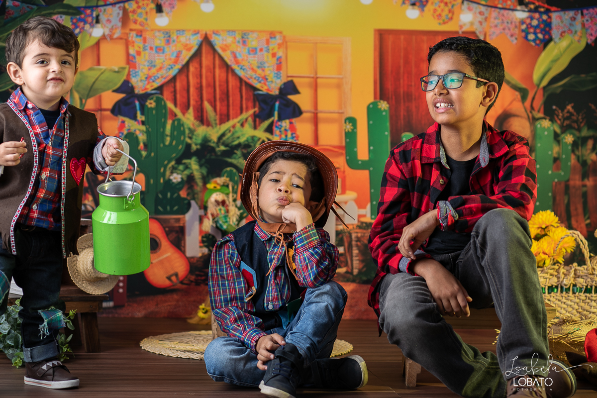 ensaio-fotografico-junino-festa-junina-2023-foto-de-festa-de-sao-joao-do-nordeste-cenario-fotografico-de-festa-junina-roupas-de-festa-junina-balao-de-sao-joao-ensaio-de-festa-junina-estudio-fotografico-infantil-em-barbacena-isabela-lobato-fotografia