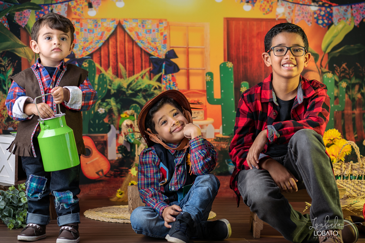 ensaio-fotografico-junino-festa-junina-2023-foto-de-festa-de-sao-joao-do-nordeste-cenario-fotografico-de-festa-junina-roupas-de-festa-junina-balao-de-sao-joao-ensaio-de-festa-junina-estudio-fotografico-infantil-em-barbacena-isabela-lobato-fotografia