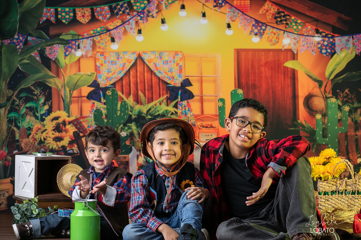 ensaio-fotografico-junino-festa-junina-2023-foto-de-festa-de-sao-joao-do-nordeste-cenario-fotografico-de-festa-junina-roupas-de-festa-junina-balao-de-sao-joao-ensaio-de-festa-junina-estudio-fotografico-infantil-em-barbacena-isabela-lobato-fotografia