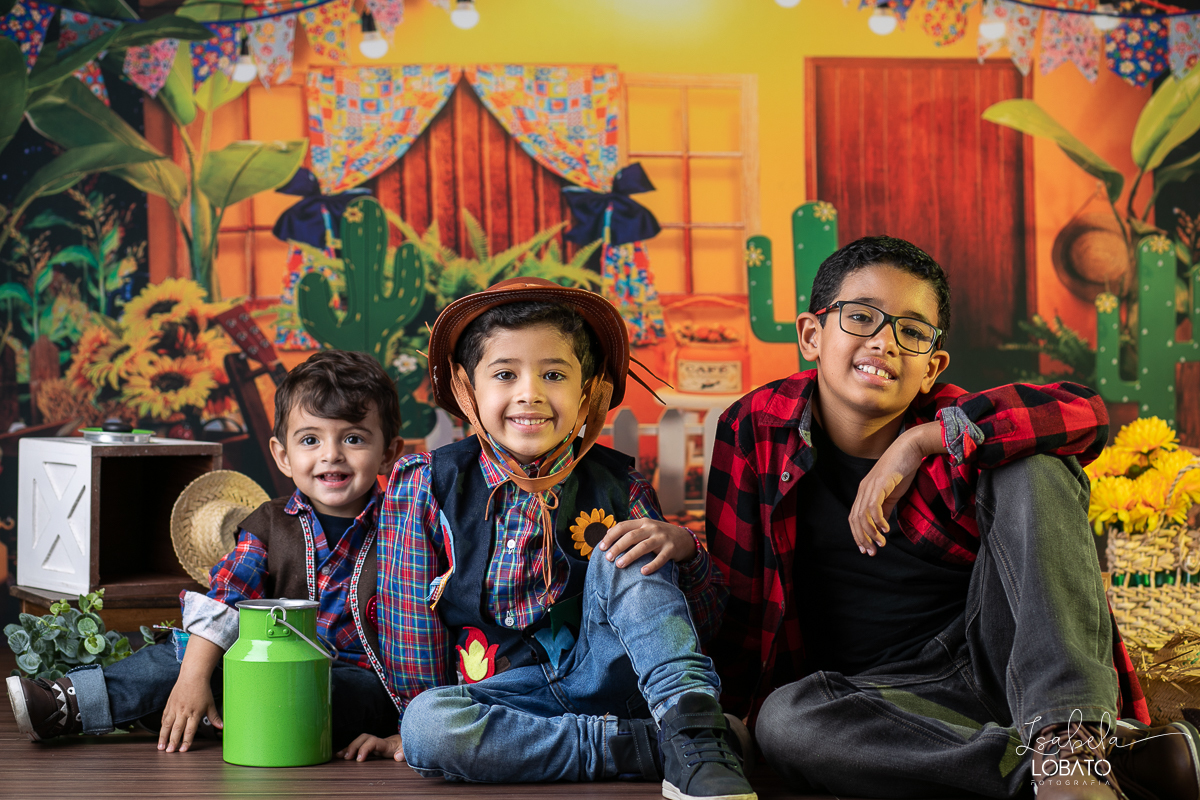 ensaio-fotografico-junino-festa-junina-2023-foto-de-festa-de-sao-joao-do-nordeste-cenario-fotografico-de-festa-junina-roupas-de-festa-junina-balao-de-sao-joao-ensaio-de-festa-junina-estudio-fotografico-infantil-em-barbacena-isabela-lobato-fotografia