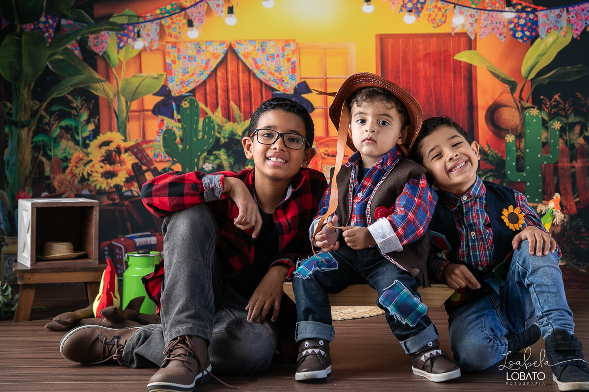 ensaio-fotografico-junino-festa-junina-2023-foto-de-festa-de-sao-joao-do-nordeste-cenario-fotografico-de-festa-junina-roupas-de-festa-junina-balao-de-sao-joao-ensaio-de-festa-junina-estudio-fotografico-infantil-em-barbacena-isabela-lobato-fotografia