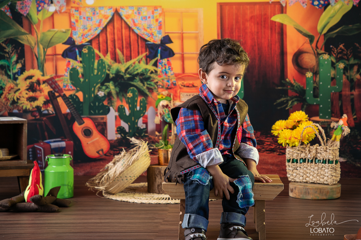ensaio-fotografico-junino-festa-junina-2023-foto-de-festa-de-sao-joao-do-nordeste-cenario-fotografico-de-festa-junina-roupas-de-festa-junina-balao-de-sao-joao-ensaio-de-festa-junina-estudio-fotografico-infantil-em-barbacena-isabela-lobato-fotografia