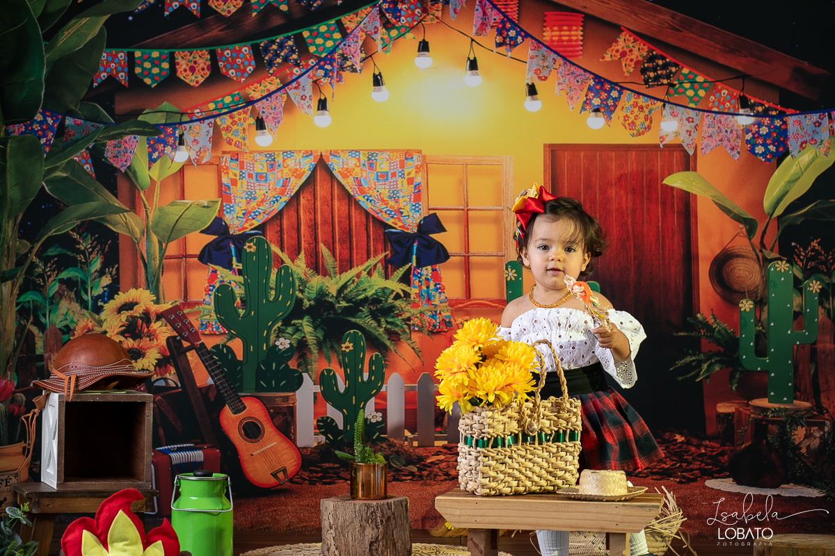 ensaio-fotografico-junino-festa-junina-2023-foto-de-festa-de-sao-joao-do-nordeste-cenario-fotografico-de-festa-junina-roupas-de-festa-junina-balao-de-sao-joao-ensaio-de-festa-junina-estudio-fotografico-infantil-em-barbacena-isabela-lobato-fotografia