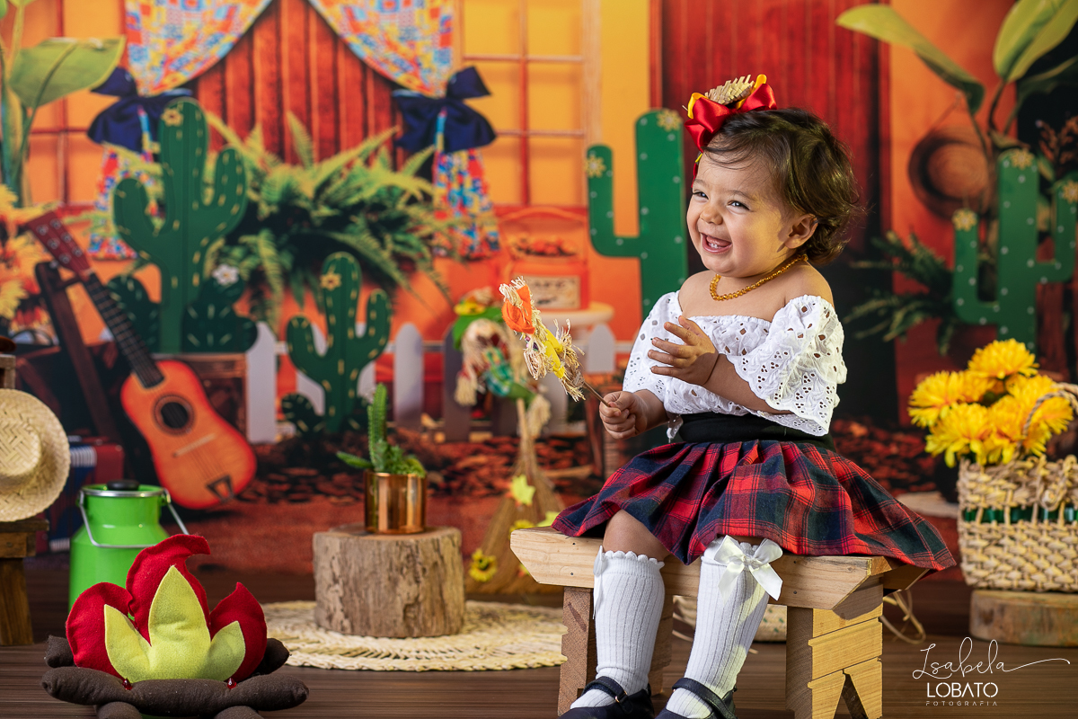 ensaio-fotografico-junino-festa-junina-2023-foto-de-festa-de-sao-joao-do-nordeste-cenario-fotografico-de-festa-junina-roupas-de-festa-junina-balao-de-sao-joao-ensaio-de-festa-junina-estudio-fotografico-infantil-em-barbacena-isabela-lobato-fotografia