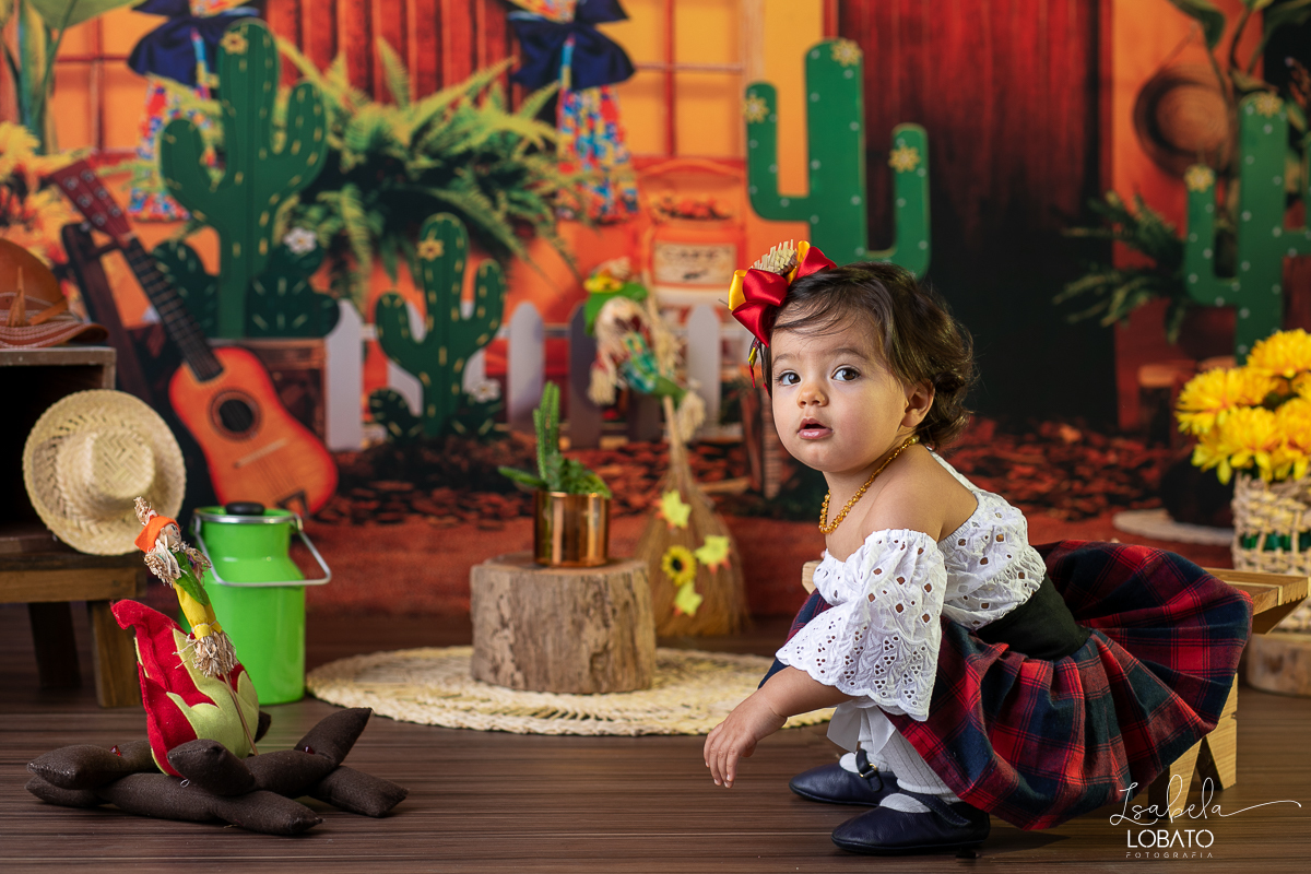 ensaio-fotografico-junino-festa-junina-2023-foto-de-festa-de-sao-joao-do-nordeste-cenario-fotografico-de-festa-junina-roupas-de-festa-junina-balao-de-sao-joao-ensaio-de-festa-junina-estudio-fotografico-infantil-em-barbacena-isabela-lobato-fotografia