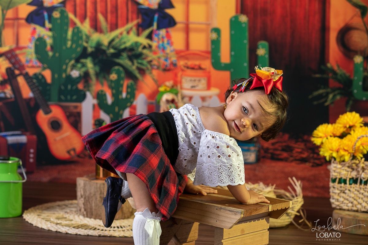 ensaio-fotografico-junino-festa-junina-2023-foto-de-festa-de-sao-joao-do-nordeste-cenario-fotografico-de-festa-junina-roupas-de-festa-junina-balao-de-sao-joao-ensaio-de-festa-junina-estudio-fotografico-infantil-em-barbacena-isabela-lobato-fotografia