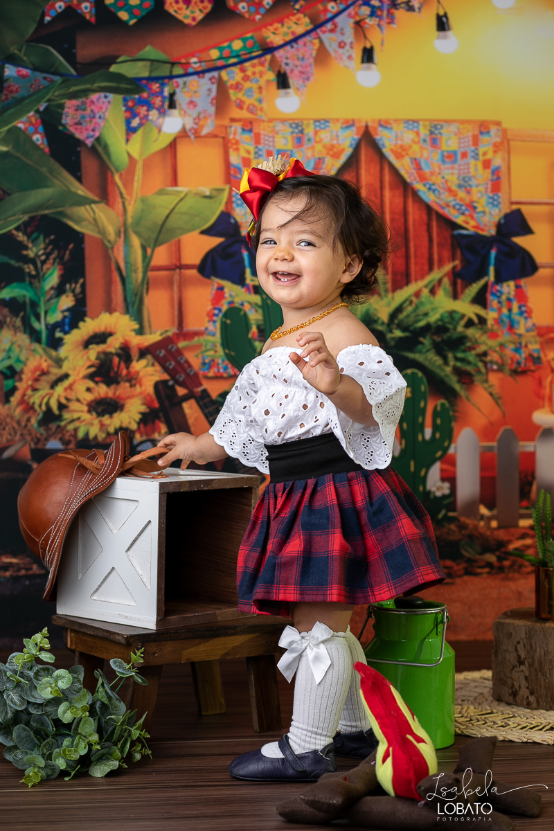 ensaio-fotografico-junino-festa-junina-2023-foto-de-festa-de-sao-joao-do-nordeste-cenario-fotografico-de-festa-junina-roupas-de-festa-junina-balao-de-sao-joao-ensaio-de-festa-junina-estudio-fotografico-infantil-em-barbacena-isabela-lobato-fotografia