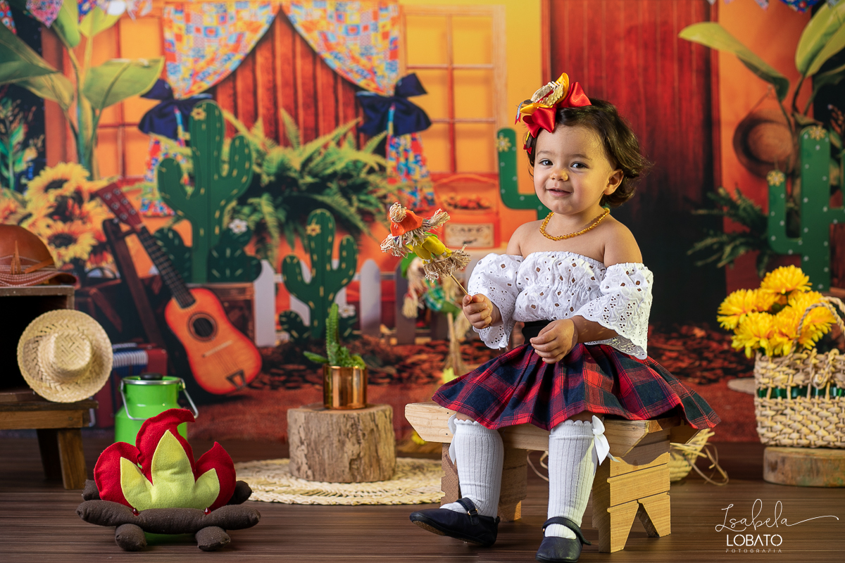 ensaio-fotografico-junino-festa-junina-2023-foto-de-festa-de-sao-joao-do-nordeste-cenario-fotografico-de-festa-junina-roupas-de-festa-junina-balao-de-sao-joao-ensaio-de-festa-junina-estudio-fotografico-infantil-em-barbacena-isabela-lobato-fotografia