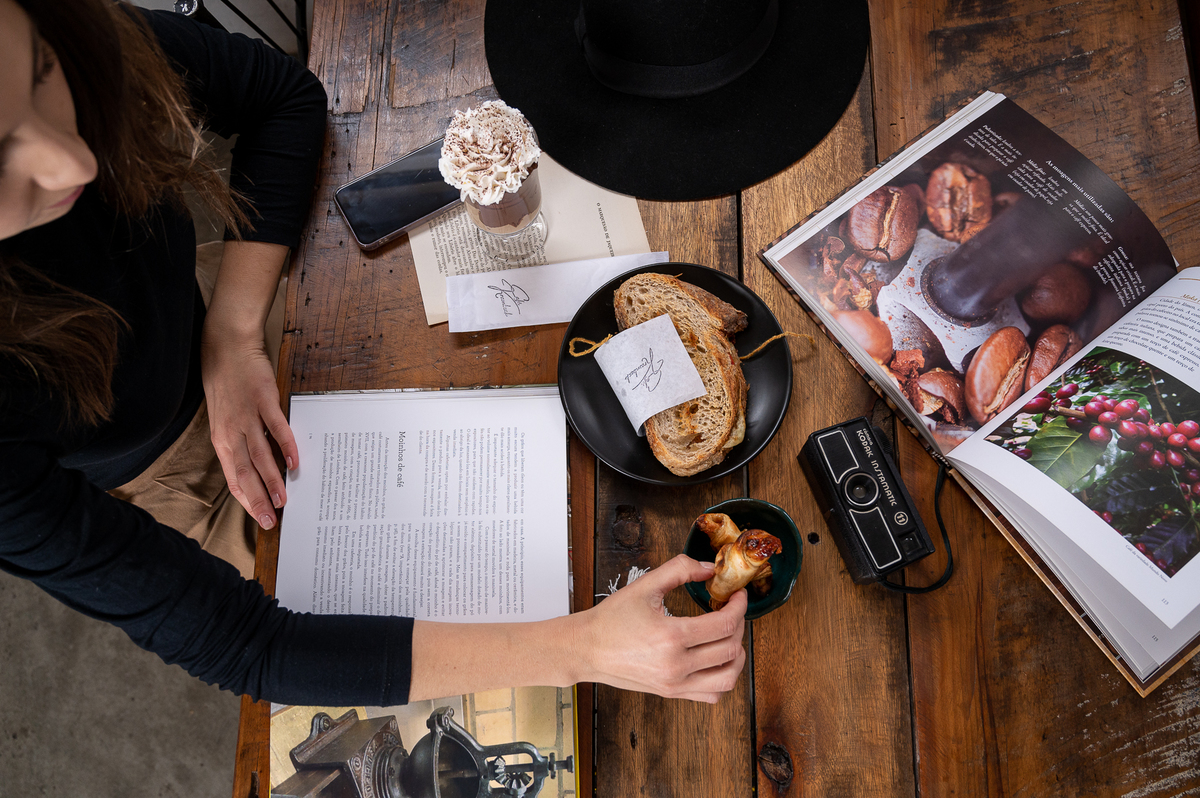 fotografia-de-alimentos-melhor-fotografo-de-alimentos-de-minas-gerais-food-styling-foto-de-gastronomia-fotografo-de-gastronomia-em-tiradentes-cafés-bolos-broa-pao-artesanal-brusqueta-grao-de-cafe-cafe-gelado-cafe-krambeck-em-barbacena-isabela-lobato-fotos