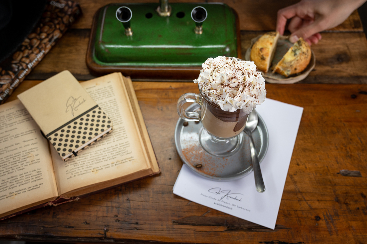 fotografia-de-alimentos-melhor-fotografo-de-alimentos-de-minas-gerais-food-styling-foto-de-gastronomia-fotografo-de-gastronomia-em-tiradentes-cafés-bolos-broa-pao-artesanal-brusqueta-grao-de-cafe-cafe-gelado-cafe-krambeck-em-barbacena-isabela-lobato-fotos