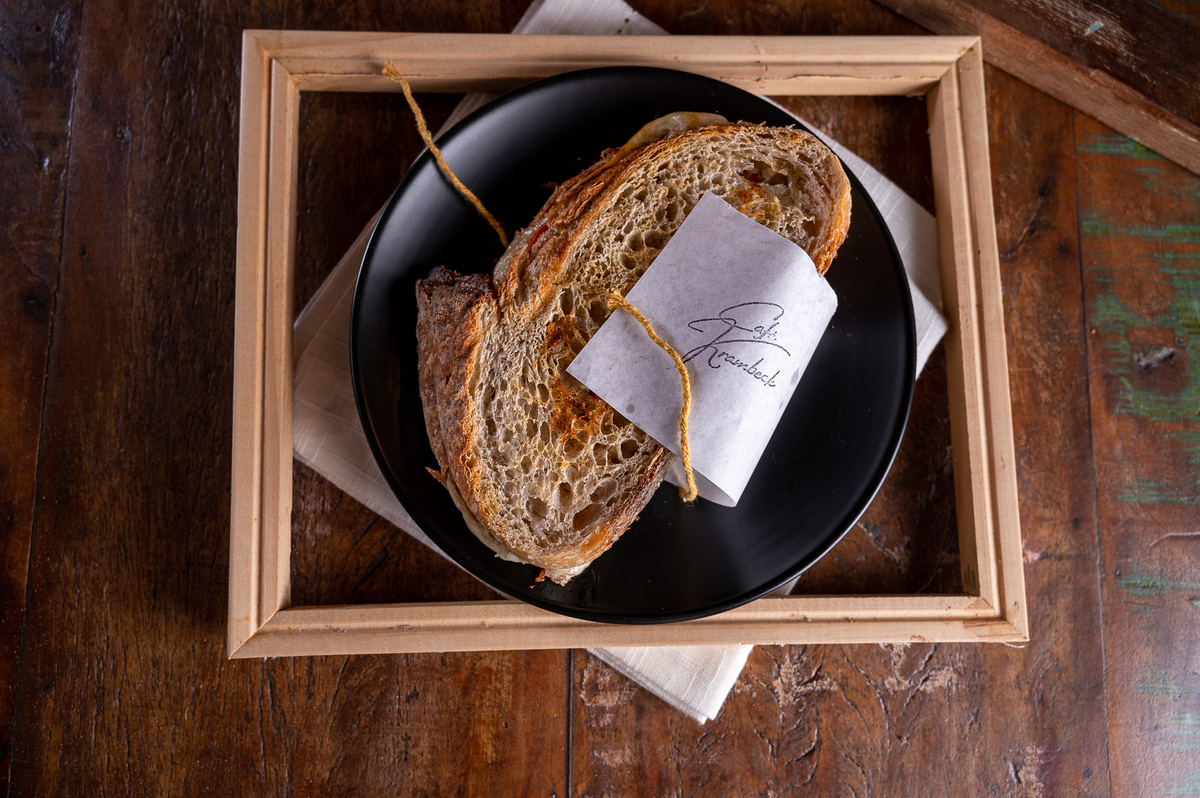 fotografia-de-alimentos-melhor-fotografo-de-alimentos-de-minas-gerais-food-styling-foto-de-gastronomia-fotografo-de-gastronomia-em-tiradentes-cafés-bolos-broa-pao-artesanal-brusqueta-grao-de-cafe-cafe-gelado-cafe-krambeck-em-barbacena-isabela-lobato-fotos