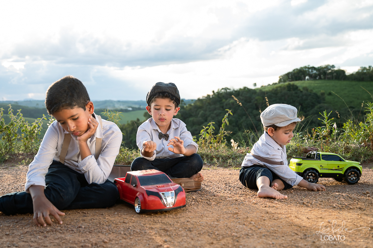 fotografia-de-criança-retrato-infantil-retratos-de-criança-ensaio-fotografico-infantil-retro-roupa-infantil-retro-para-menino-mala-antiga-boina-retratos-na-fazenda-fotografa-especializada-em-crianças-em-barbacena-mg-isabela-lobato-fotografia-bq-mg