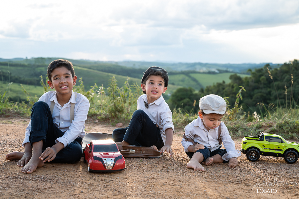 fotografia-de-criança-retrato-infantil-retratos-de-criança-ensaio-fotografico-infantil-retro-roupa-infantil-retro-para-menino-mala-antiga-boina-retratos-na-fazenda-fotografa-especializada-em-crianças-em-barbacena-mg-isabela-lobato-fotografia-bq-mg