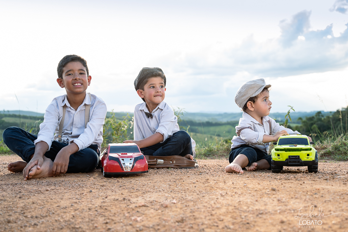 fotografia-de-criança-retrato-infantil-retratos-de-criança-ensaio-fotografico-infantil-retro-roupa-infantil-retro-para-menino-mala-antiga-boina-retratos-na-fazenda-fotografa-especializada-em-crianças-em-barbacena-mg-isabela-lobato-fotografia-bq-mg