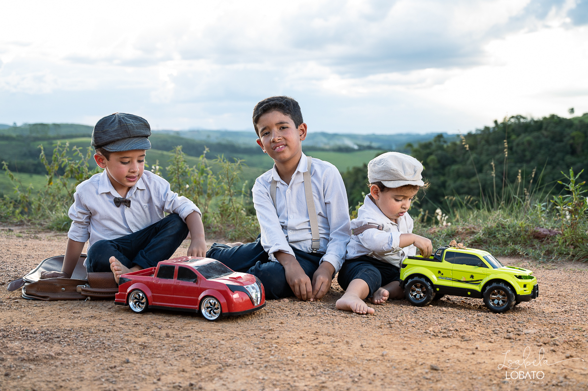 fotografia-de-criança-retrato-infantil-retratos-de-criança-ensaio-fotografico-infantil-retro-roupa-infantil-retro-para-menino-mala-antiga-boina-retratos-na-fazenda-fotografa-especializada-em-crianças-em-barbacena-mg-isabela-lobato-fotografia-bq-mg