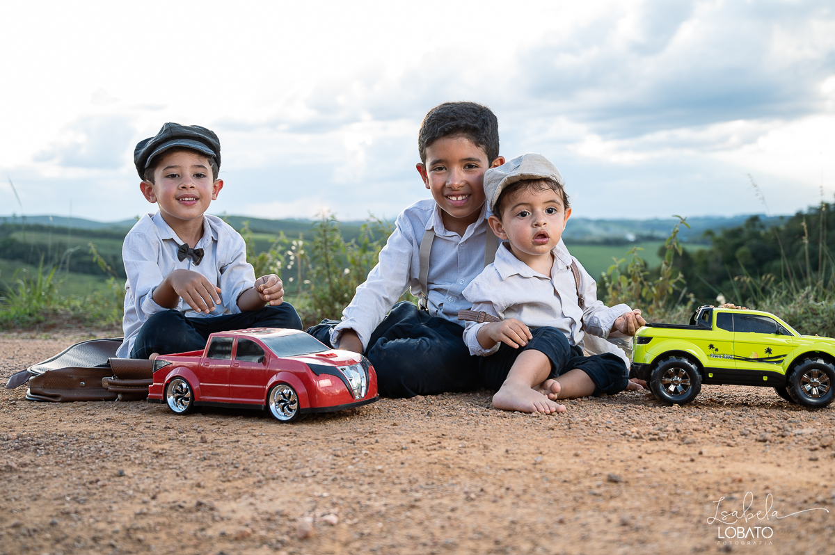 fotografia-de-criança-retrato-infantil-retratos-de-criança-ensaio-fotografico-infantil-retro-roupa-infantil-retro-para-menino-mala-antiga-boina-retratos-na-fazenda-fotografa-especializada-em-crianças-em-barbacena-mg-isabela-lobato-fotografia-bq-mg