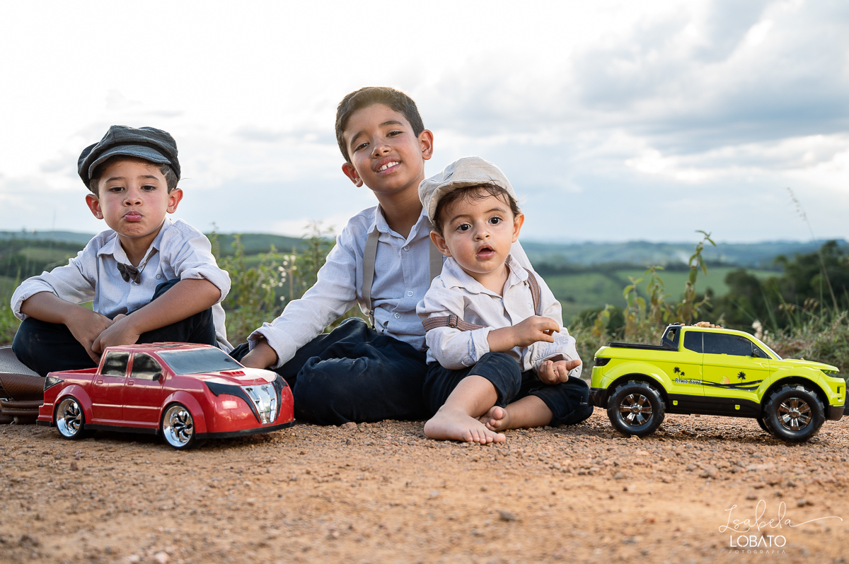 fotografia-de-criança-retrato-infantil-retratos-de-criança-ensaio-fotografico-infantil-retro-roupa-infantil-retro-para-menino-mala-antiga-boina-retratos-na-fazenda-fotografa-especializada-em-crianças-em-barbacena-mg-isabela-lobato-fotografia-bq-mg