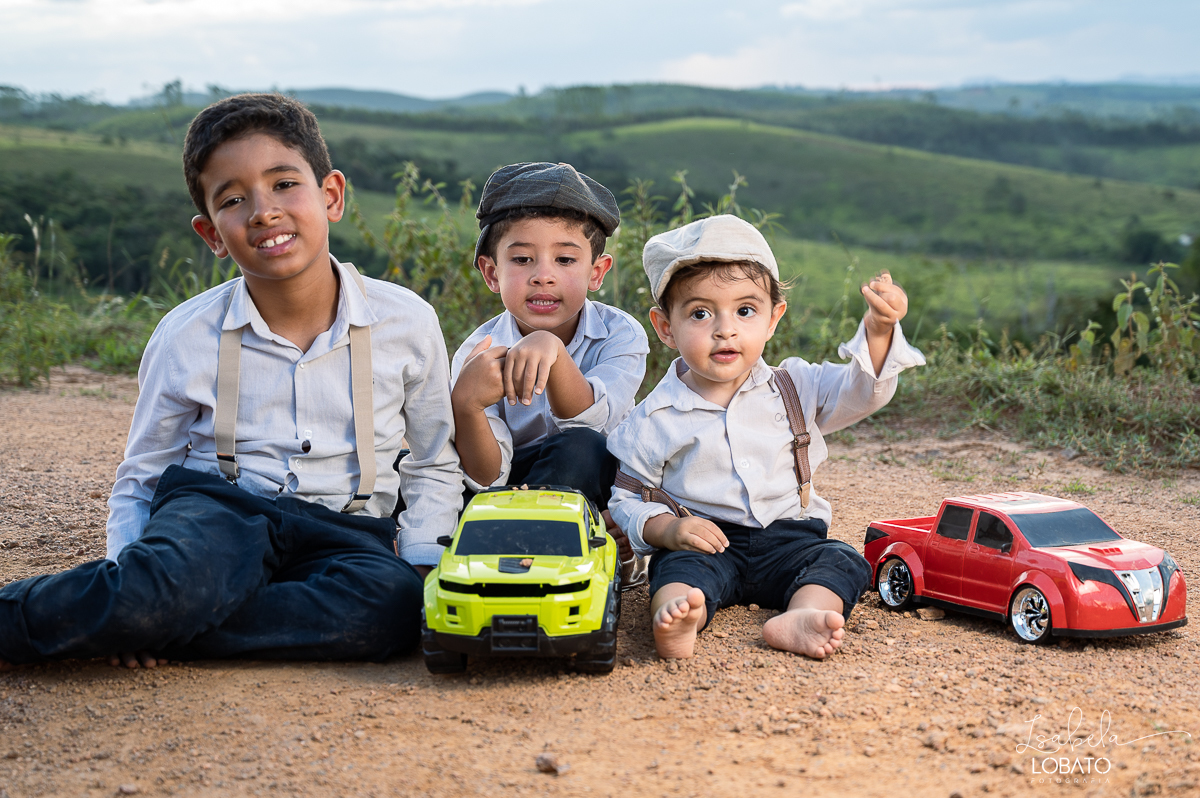 fotografia-de-criança-retrato-infantil-retratos-de-criança-ensaio-fotografico-infantil-retro-roupa-infantil-retro-para-menino-mala-antiga-boina-retratos-na-fazenda-fotografa-especializada-em-crianças-em-barbacena-mg-isabela-lobato-fotografia-bq-mg