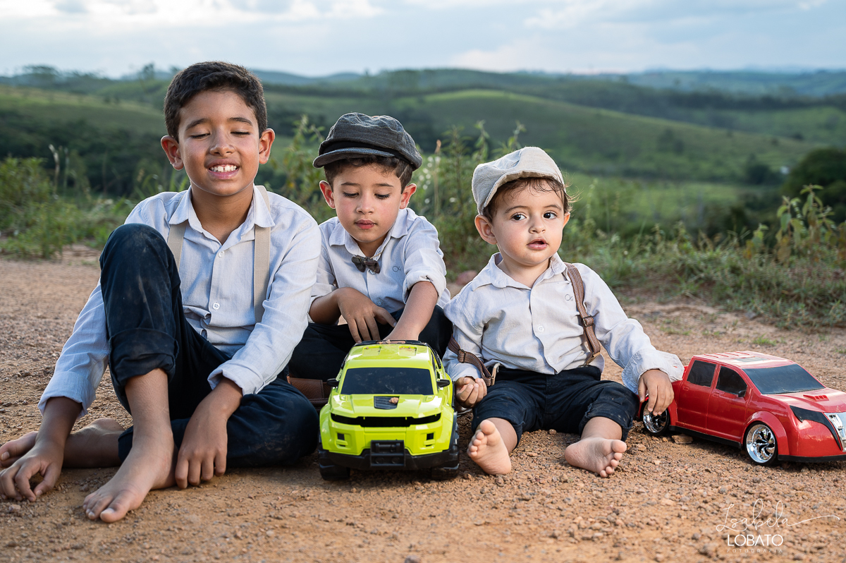 fotografia-de-criança-retrato-infantil-retratos-de-criança-ensaio-fotografico-infantil-retro-roupa-infantil-retro-para-menino-mala-antiga-boina-retratos-na-fazenda-fotografa-especializada-em-crianças-em-barbacena-mg-isabela-lobato-fotografia-bq-mg