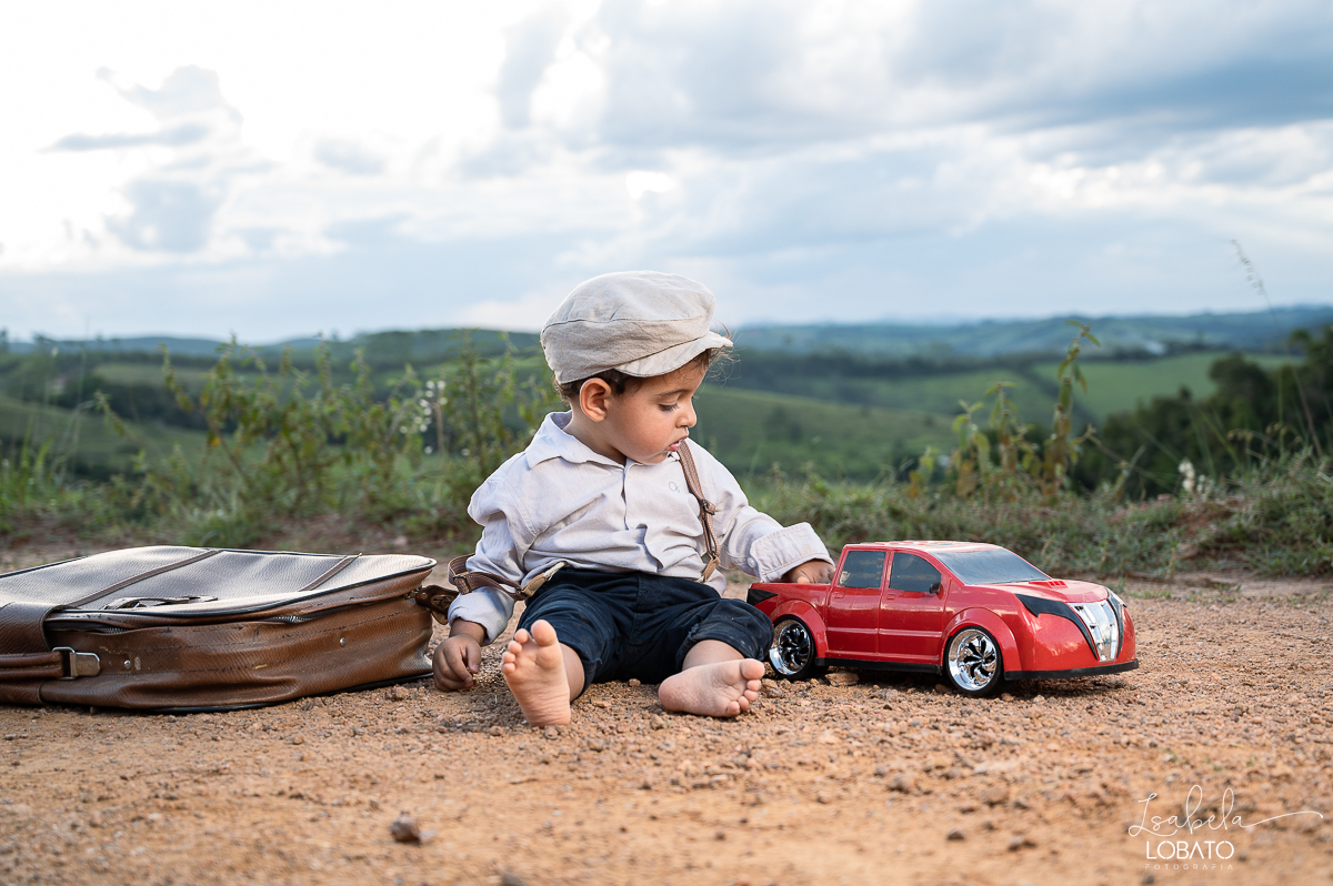 fotografia-de-criança-retrato-infantil-retratos-de-criança-ensaio-fotografico-infantil-retro-roupa-infantil-retro-para-menino-mala-antiga-boina-retratos-na-fazenda-fotografa-especializada-em-crianças-em-barbacena-mg-isabela-lobato-fotografia-bq-mg