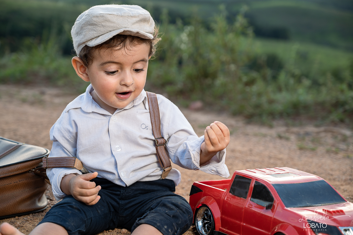 fotografia-de-criança-retrato-infantil-retratos-de-criança-ensaio-fotografico-infantil-retro-roupa-infantil-retro-para-menino-mala-antiga-boina-retratos-na-fazenda-fotografa-especializada-em-crianças-em-barbacena-mg-isabela-lobato-fotografia-bq-mg