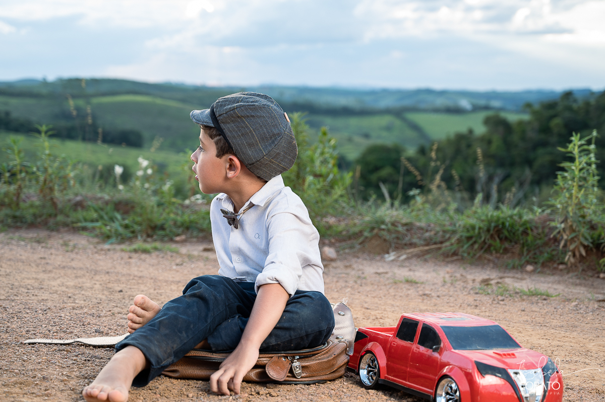 fotografia-de-criança-retrato-infantil-retratos-de-criança-ensaio-fotografico-infantil-retro-roupa-infantil-retro-para-menino-mala-antiga-boina-retratos-na-fazenda-fotografa-especializada-em-crianças-em-barbacena-mg-isabela-lobato-fotografia-bq-mg