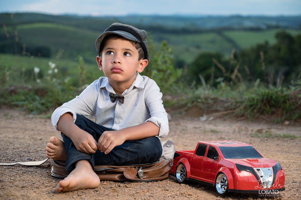 fotografia-de-criança-retrato-infantil-retratos-de-criança-ensaio-fotografico-infantil-retro-roupa-infantil-retro-para-menino-mala-antiga-boina-retratos-na-fazenda-fotografa-especializada-em-crianças-em-barbacena-mg-isabela-lobato-fotografia-bq-mg