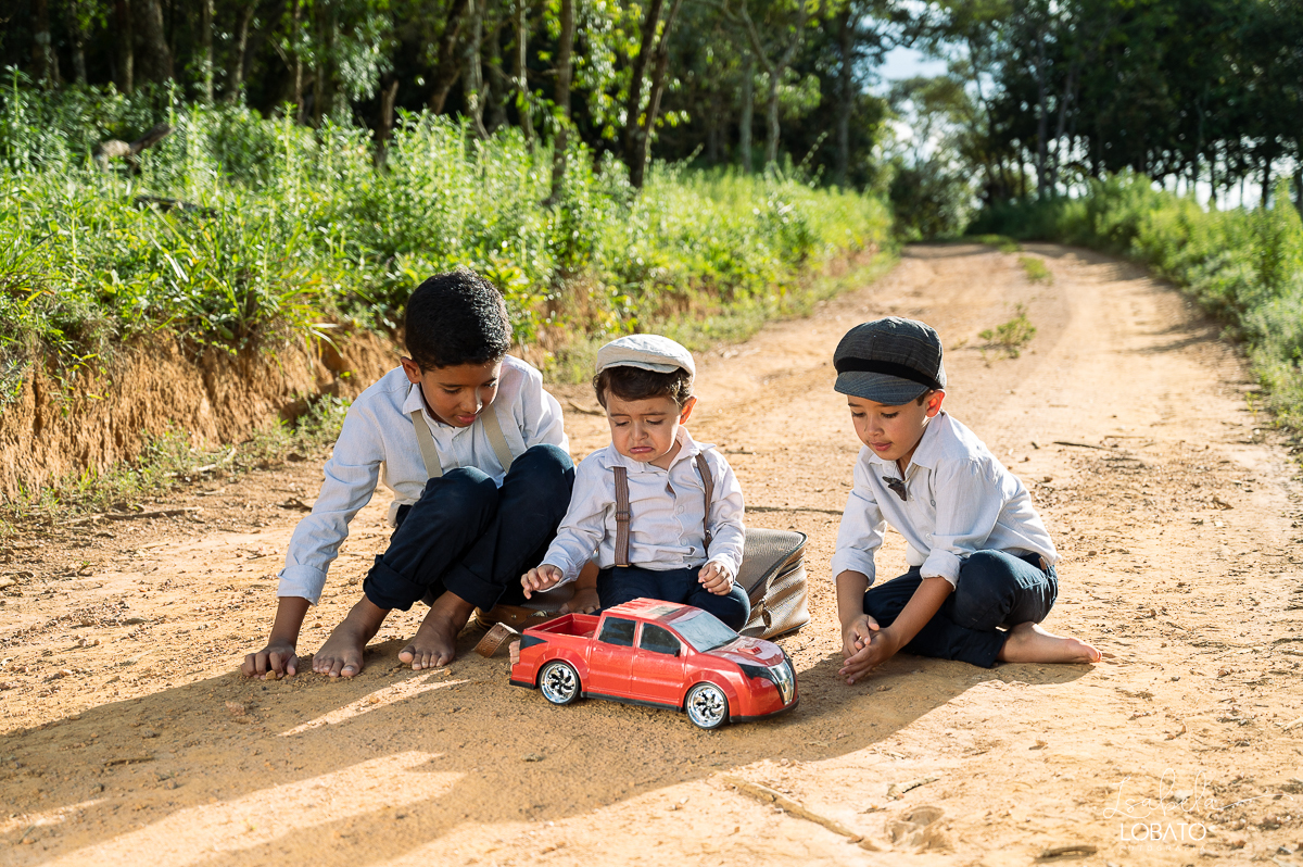 fotografia-de-criança-retrato-infantil-retratos-de-criança-ensaio-fotografico-infantil-retro-roupa-infantil-retro-para-menino-mala-antiga-boina-retratos-na-fazenda-fotografa-especializada-em-crianças-em-barbacena-mg-isabela-lobato-fotografia-bq-mg