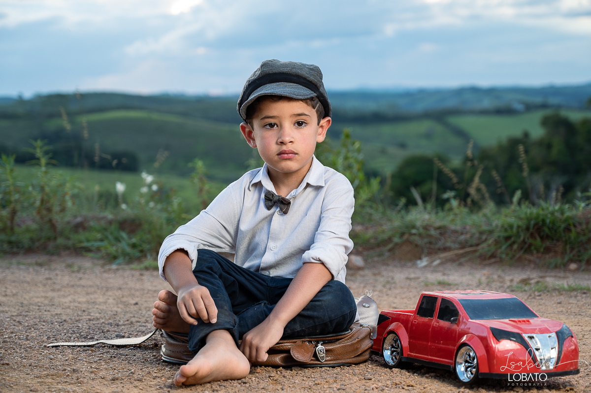 fotografia-de-criança-retrato-infantil-retratos-de-criança-ensaio-fotografico-infantil-retro-roupa-infantil-retro-para-menino-mala-antiga-boina-retratos-na-fazenda-fotografa-especializada-em-crianças-em-barbacena-mg-isabela-lobato-fotografia-bq-mg