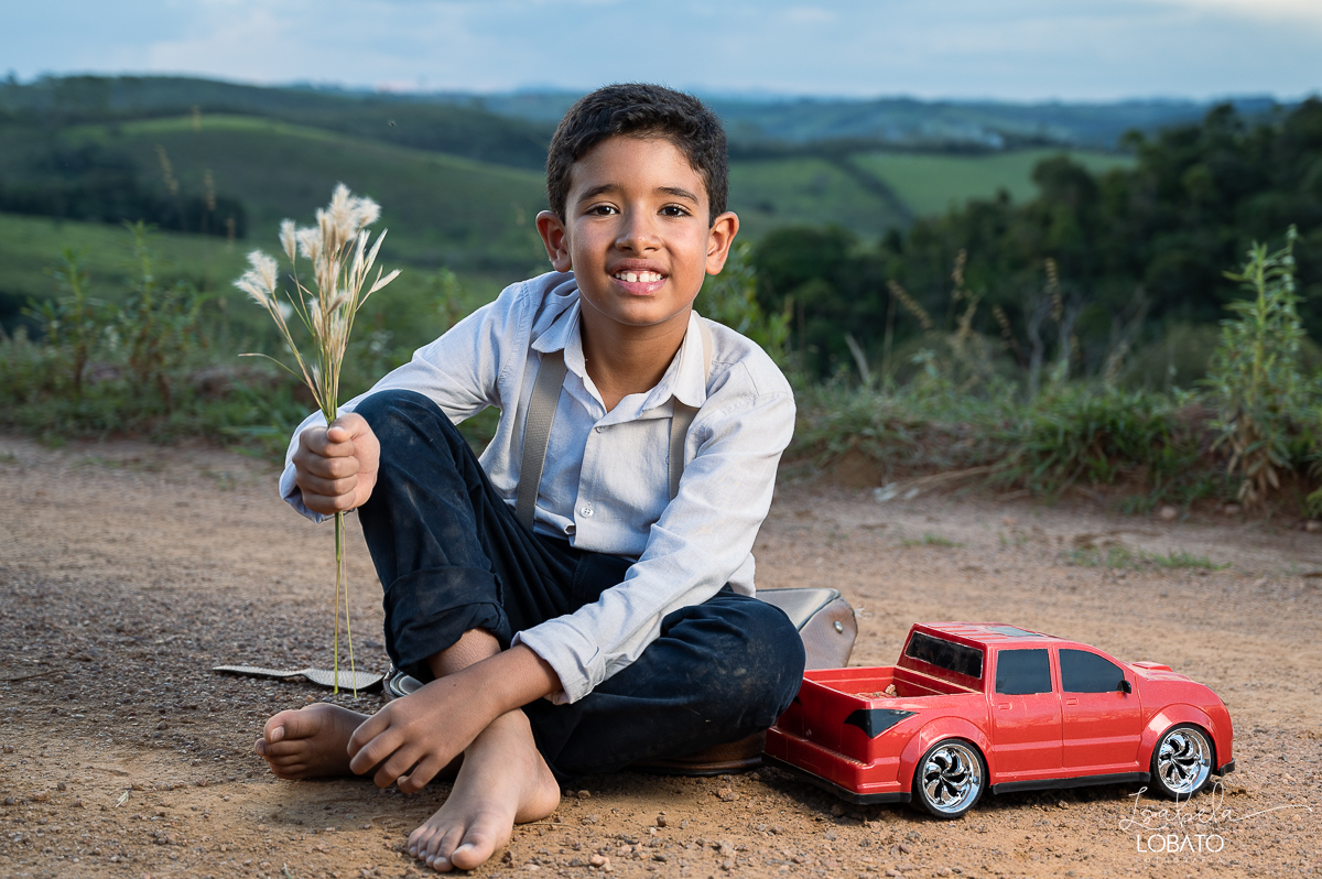 fotografia-de-criança-retrato-infantil-retratos-de-criança-ensaio-fotografico-infantil-retro-roupa-infantil-retro-para-menino-mala-antiga-boina-retratos-na-fazenda-fotografa-especializada-em-crianças-em-barbacena-mg-isabela-lobato-fotografia-bq-mg