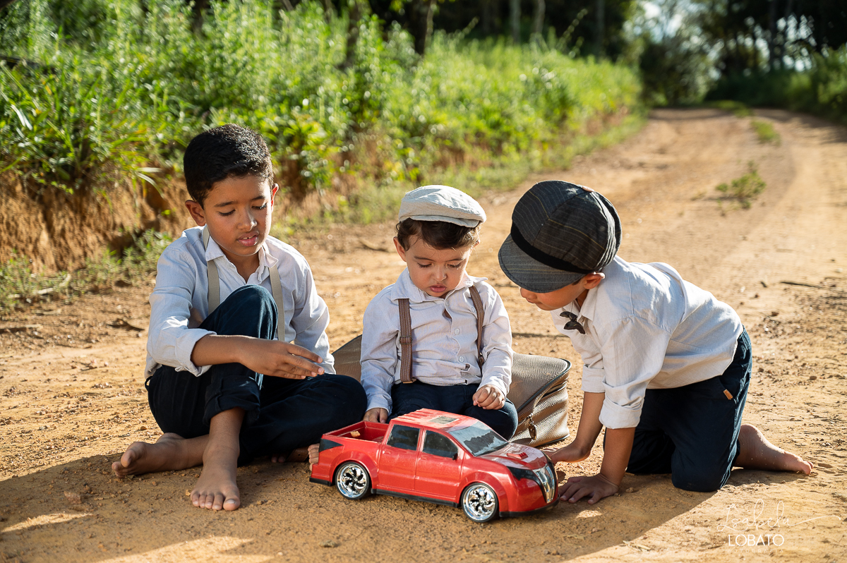 fotografia-de-criança-retrato-infantil-retratos-de-criança-ensaio-fotografico-infantil-retro-roupa-infantil-retro-para-menino-mala-antiga-boina-retratos-na-fazenda-fotografa-especializada-em-crianças-em-barbacena-mg-isabela-lobato-fotografia-bq-mg