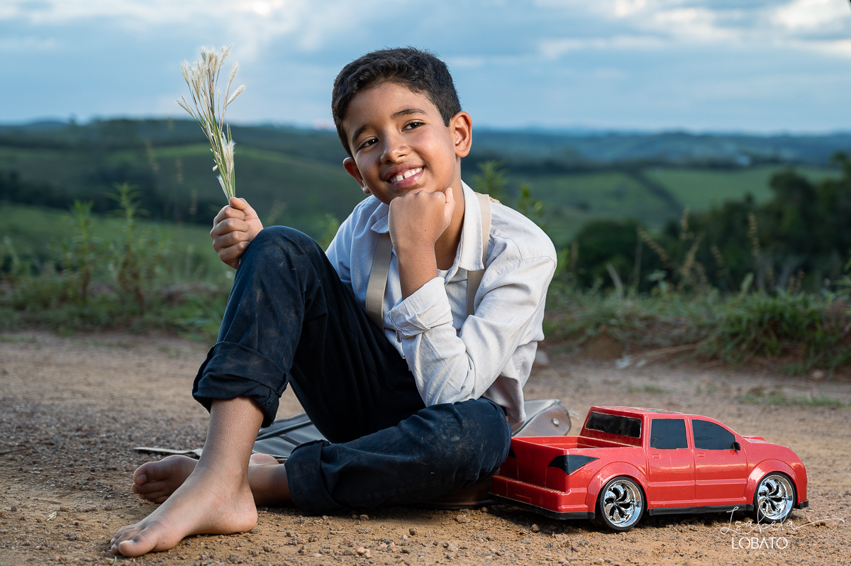 fotografia-de-criança-retrato-infantil-retratos-de-criança-ensaio-fotografico-infantil-retro-roupa-infantil-retro-para-menino-mala-antiga-boina-retratos-na-fazenda-fotografa-especializada-em-crianças-em-barbacena-mg-isabela-lobato-fotografia-bq-mg