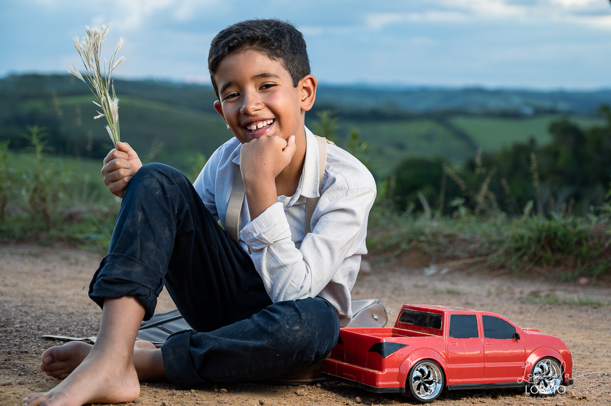 fotografia-de-criança-retrato-infantil-retratos-de-criança-ensaio-fotografico-infantil-retro-roupa-infantil-retro-para-menino-mala-antiga-boina-retratos-na-fazenda-fotografa-especializada-em-crianças-em-barbacena-mg-isabela-lobato-fotografia-bq-mg